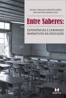 Ao fundo fotografia de uma sala de aula vazia, com várias carteiras e cadeiras escolares dispostas em fileiras. A fotografia tem predominância em cinza e azul-acinzentado. Na parte superior direita, há uma grande caixa retangular em tom claro. Dentro dessa caixa, no topo, aparecem os nomes dos autores em cinza-escuro. Abaixo dos nomes há uma linha horizontal fina em vermelho. No centro da caixa está o título escrito na cor vermelho-vinho. O título é seguido por outra linha horizontal fina na mesma cor. Abaixo, aparece o subtítulo em cinza-escuro.
